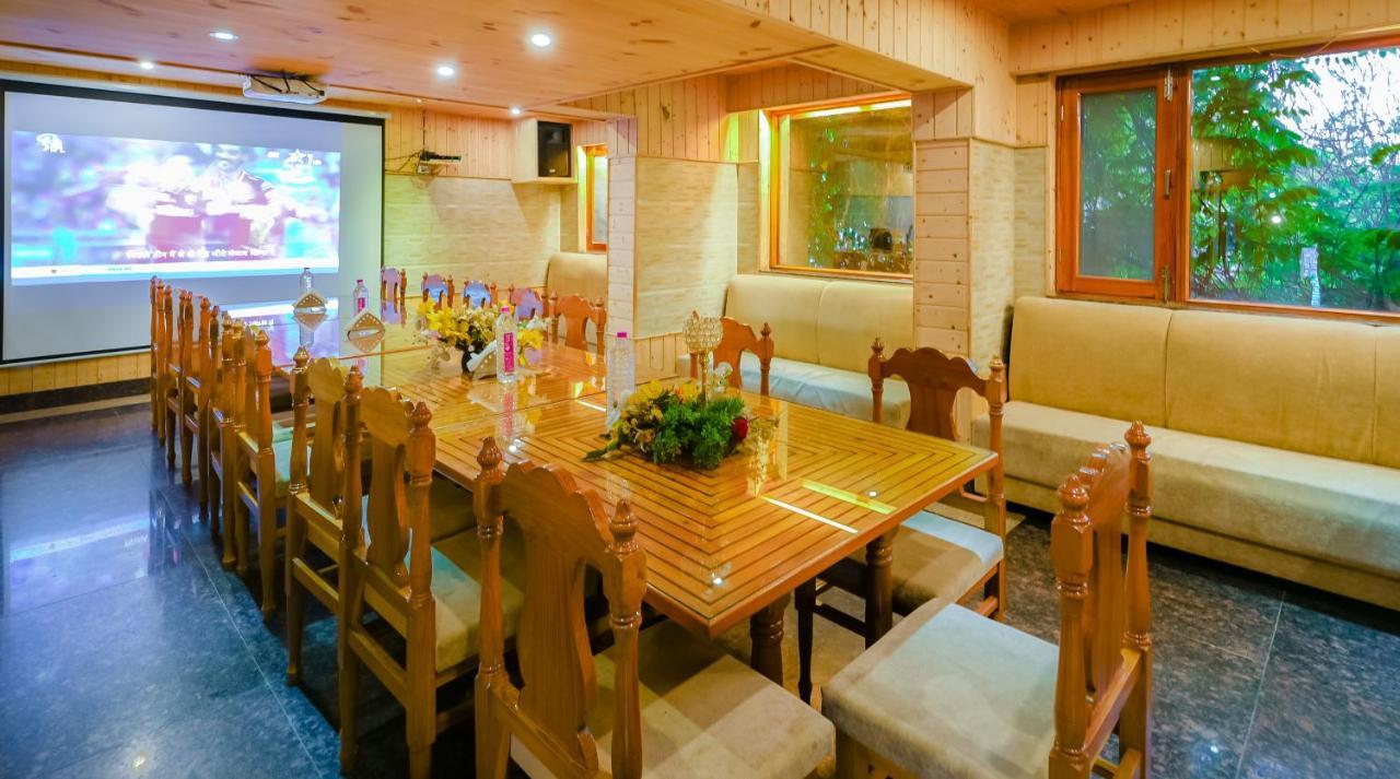 Hotel Mirage Srīnagar 외부 사진