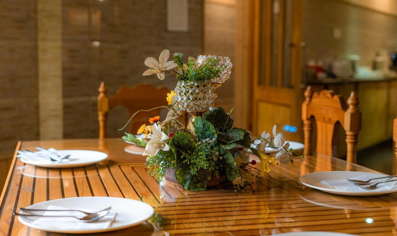 Hotel Mirage Srīnagar 외부 사진