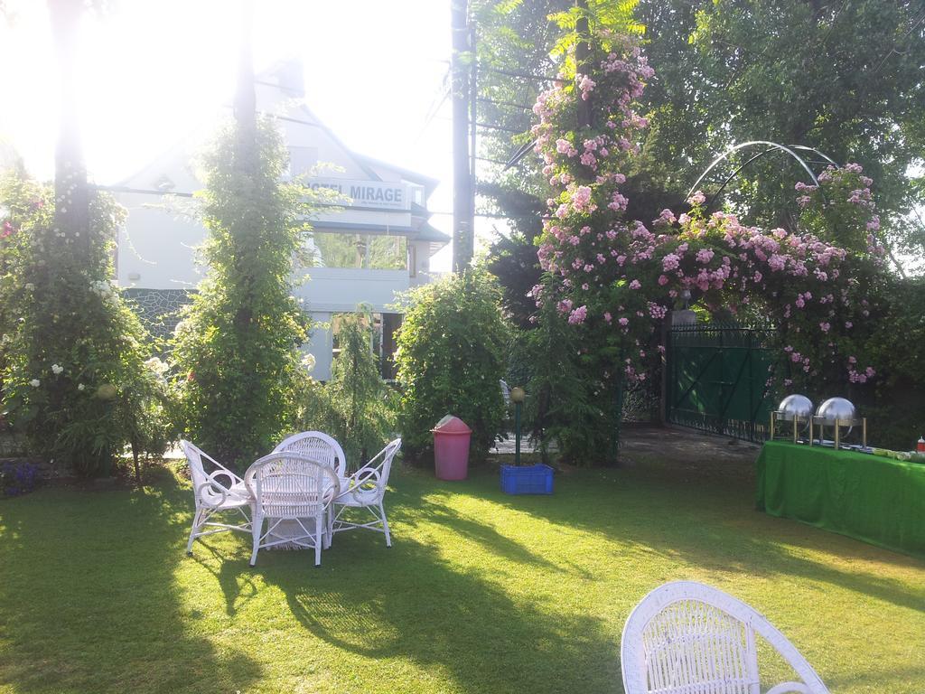 Hotel Mirage Srīnagar 외부 사진